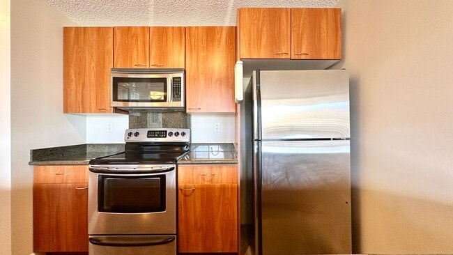 Building Photo - 2 BED/1 BATH/1 PRKG with Lanai & WASHER/DR...