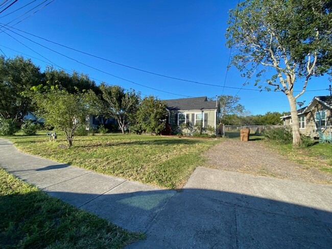 Building Photo - COZY SOUTHSIDE TWO BEDROOM