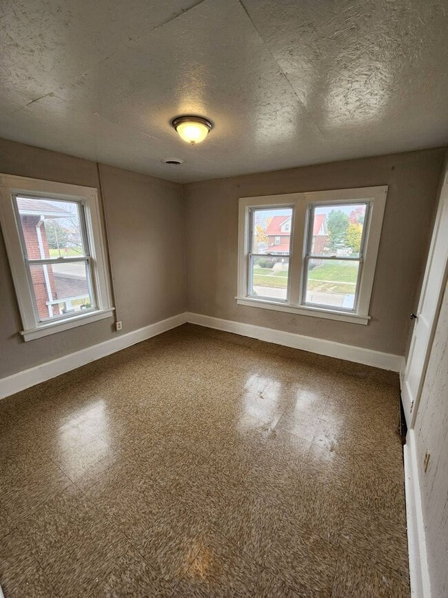 Building Photo - Charming 4-Bedroom Property in Prime Location (SECTION 8 VOUCHERS ACCEPTED)