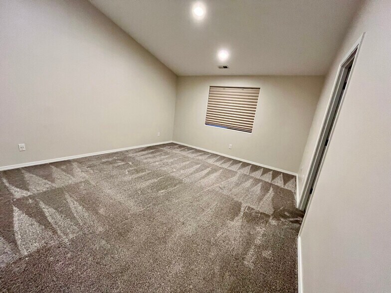 Building Photo - 3185 W Peninsula Dr