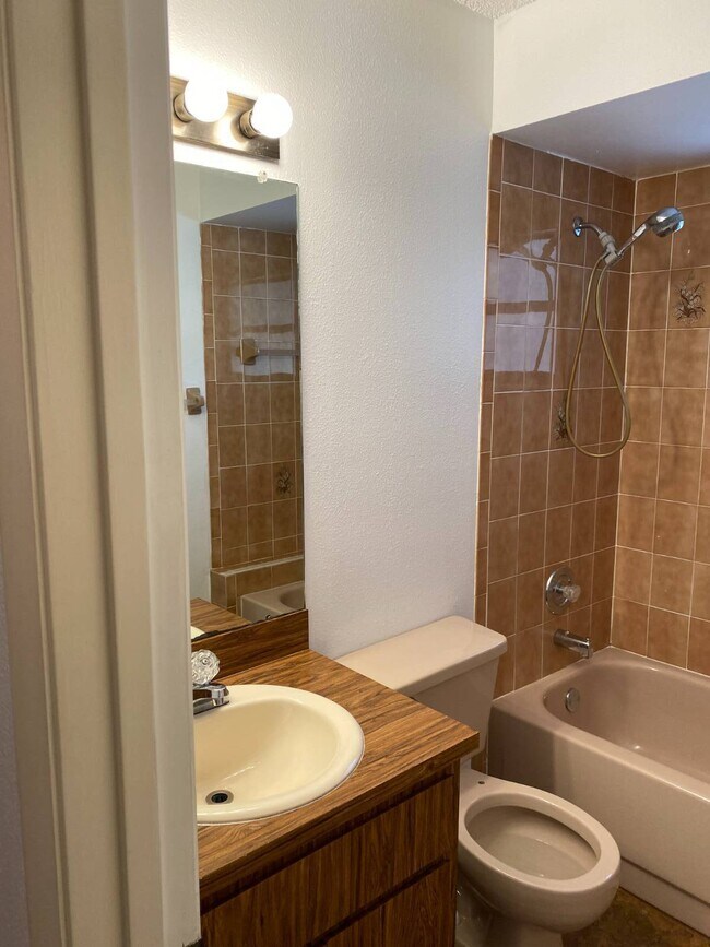 Building Photo - 5344 Elwood Rd