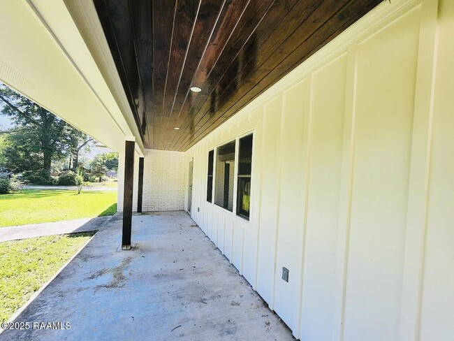 Building Photo - 207 Mitze Dr