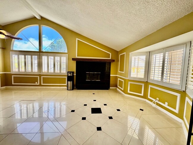 Building Photo - Available now | A 4 Bedroom, 2 Bathroom Si...