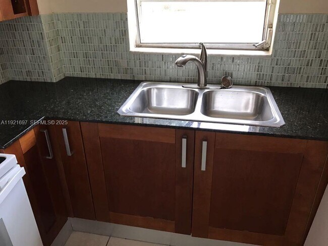 Building Photo - 1450 NE 191st St