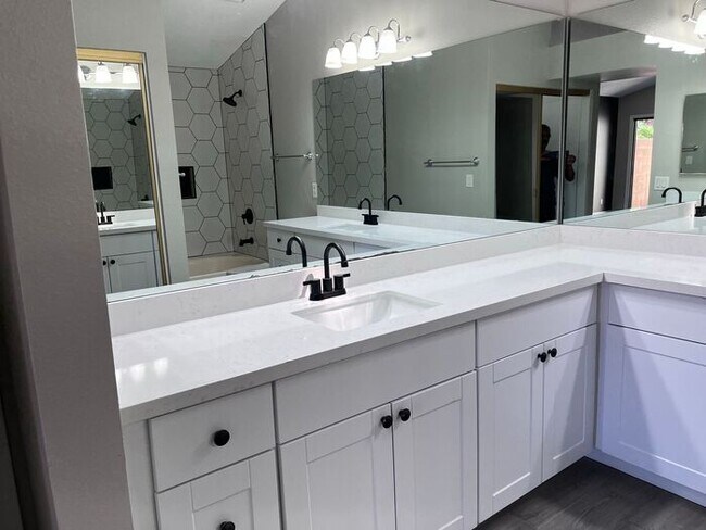 Building Photo - MOVE IN SPECIALS!! Lovely 3BD-2BA Gilbert ...