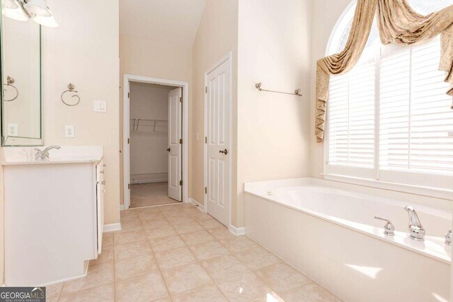 Building Photo - 3206 Windsor Lake Dr NE