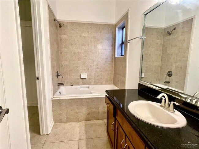 Building Photo - 2805 Mimosa St