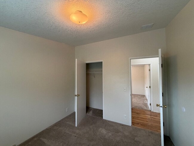 Building Photo - Spacious 3 Bed 2 Bath Springfield Home With Bonus Room and Extra Storage