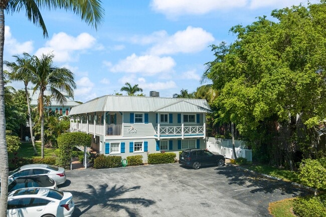 Building Photo - 1202 Palm Trail
