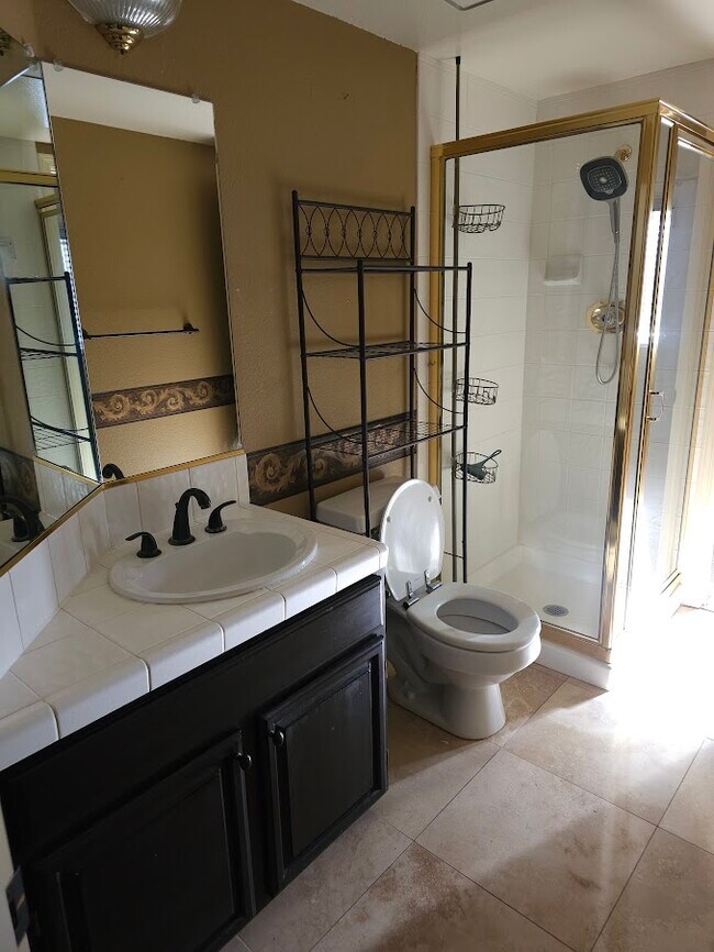 Building Photo - 2431 Pinehurst Ct
