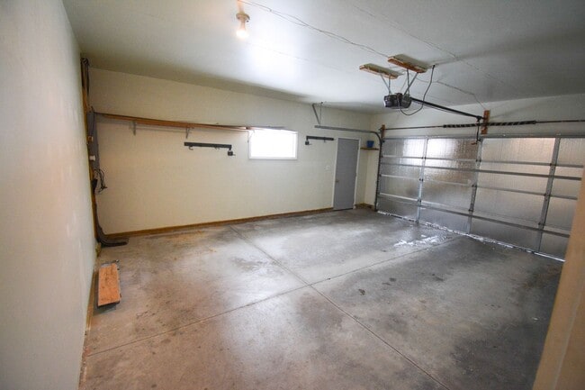 Building Photo - Bright 4 Bed, 2 Bath Home For Rent — Available Now!