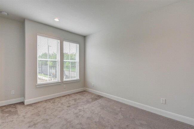 Building Photo - 2710 Grand Fountains Dr