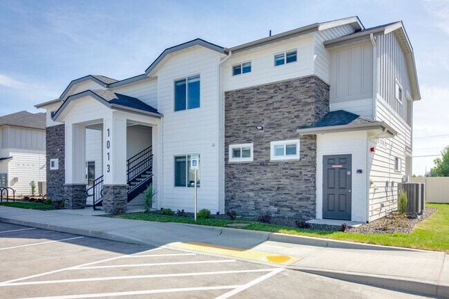 Building Photo - 2 Bedroom Apartments in Caldwell With Style, Convenience & Comfort!