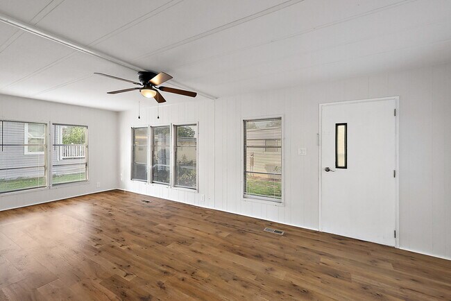 Building Photo - 123 Camellia Dr