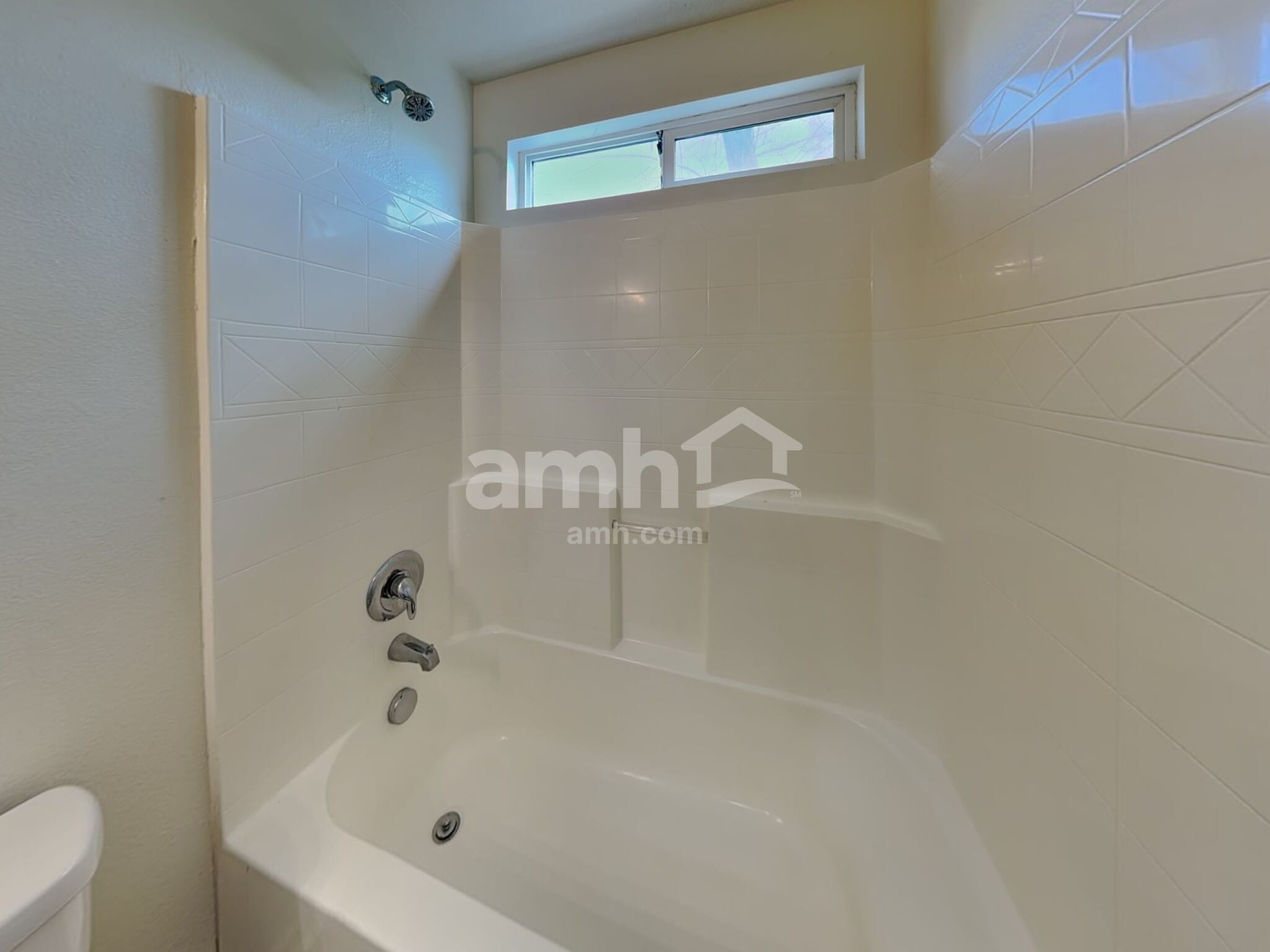 Building Photo - 410 S Saddlerock Ave