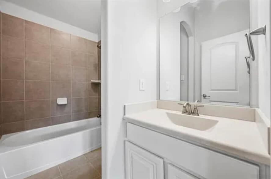 Building Photo - 1018 Ivy Charm Way