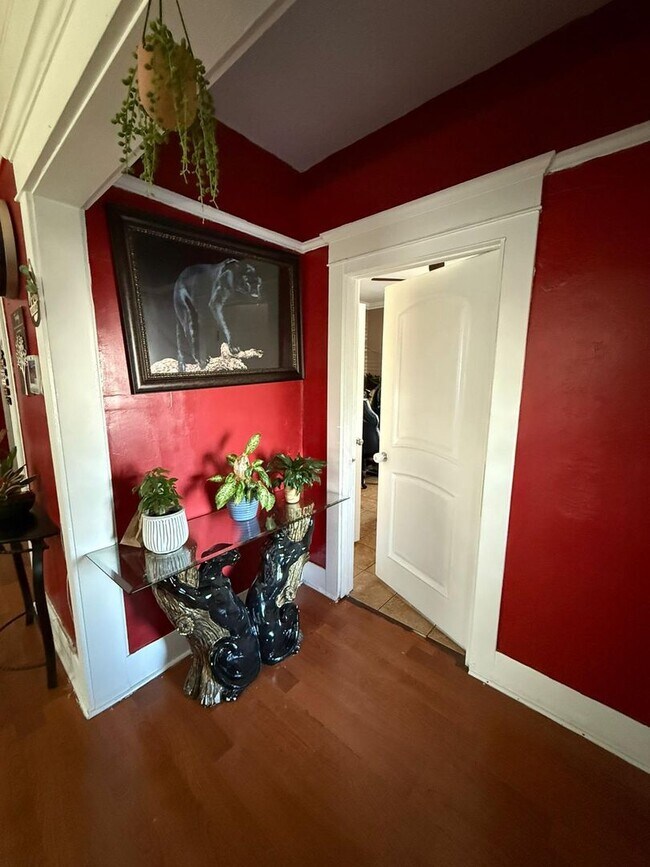 Building Photo - 4 bed 3 bath plus 2 Extra Bonus Rooms with full bathroom in the back yard