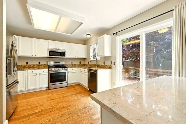 Building Photo - Amazing 3 Bed 4 Bath Highlands Ranch House...
