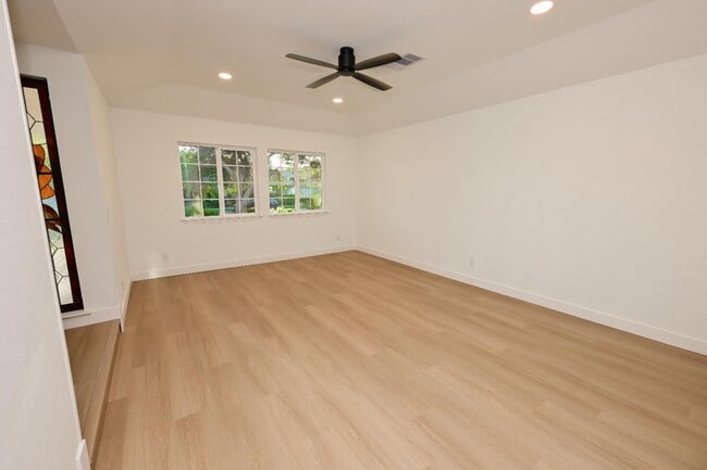 Building Photo - 8418 N Del Mar Ave