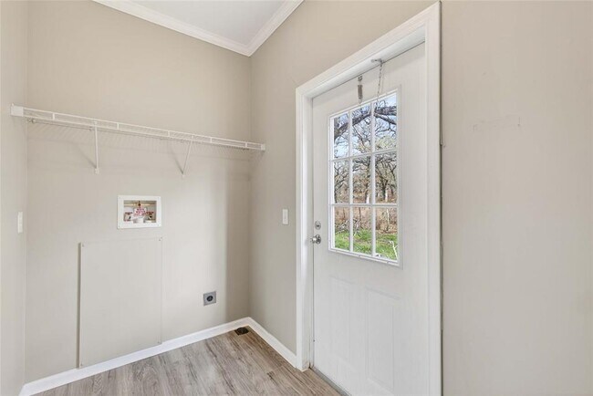 Building Photo - 130 Leaning Oaks Cir