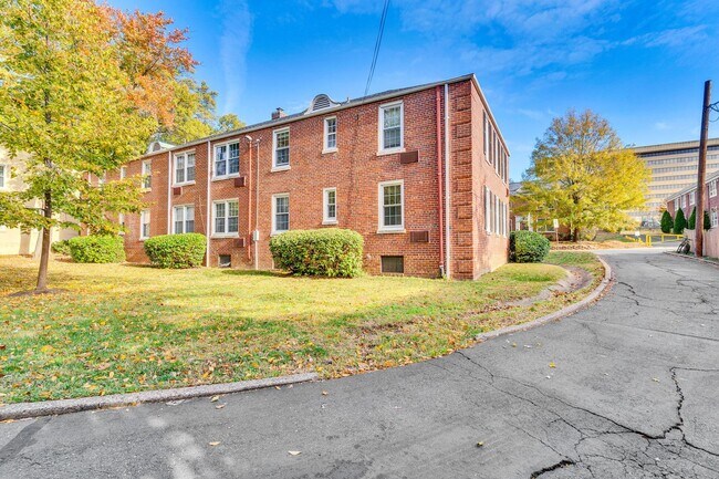 Building Photo - Spacious Corner unit 1 BR 1 BA