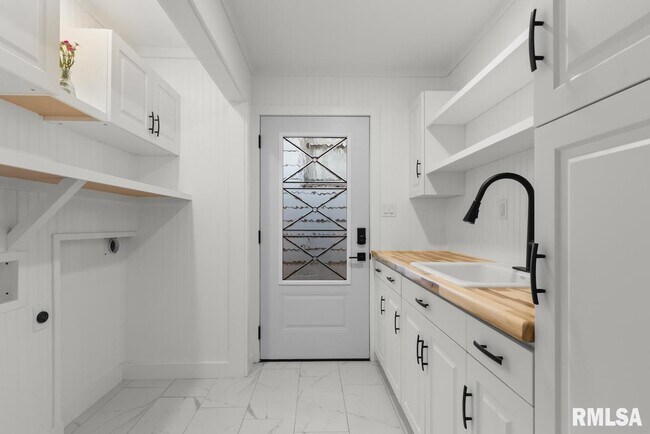 Building Photo - 1900 E Knox St