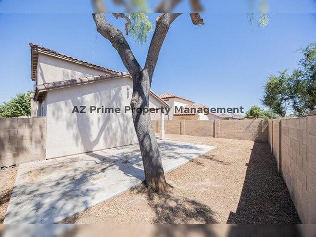 Building Photo - 670 E Mariposa Pl