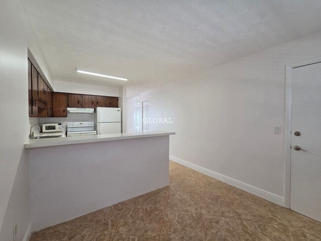 Building Photo - Lakefront First-Floor Condo in Camelot by the Lake, Orlando