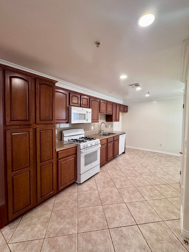 Building Photo - 3 bedroom 2 bath condo on Vanowen