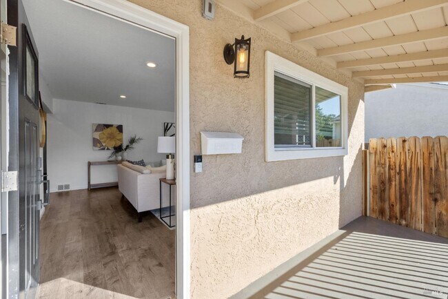 Building Photo - 372 Acacia St