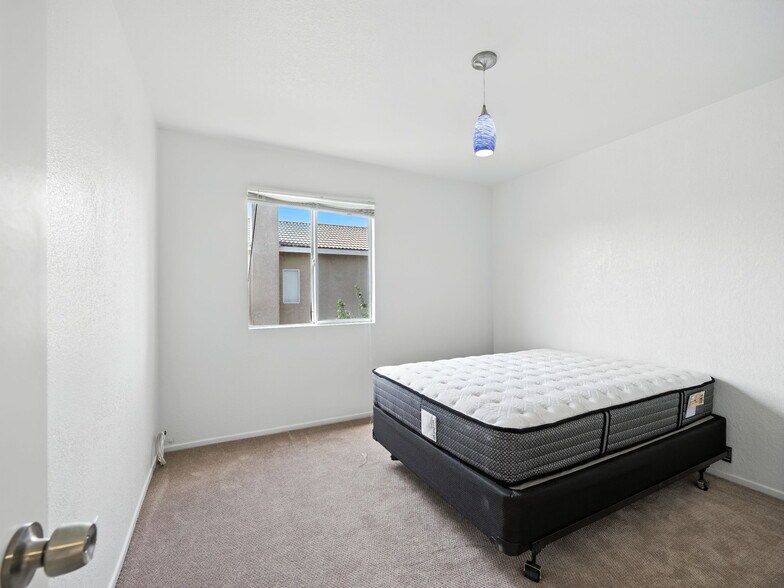 Building Photo - 44131 Sunmist Ct