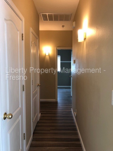 Building Photo - 2764 E Eclipse Ave