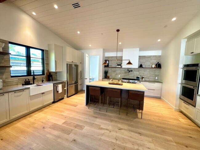 Building Photo - 1910 Raymond Ln