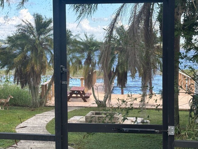 Building Photo - Lakefront 3 Bedroom 1 Bathroom in Haines City