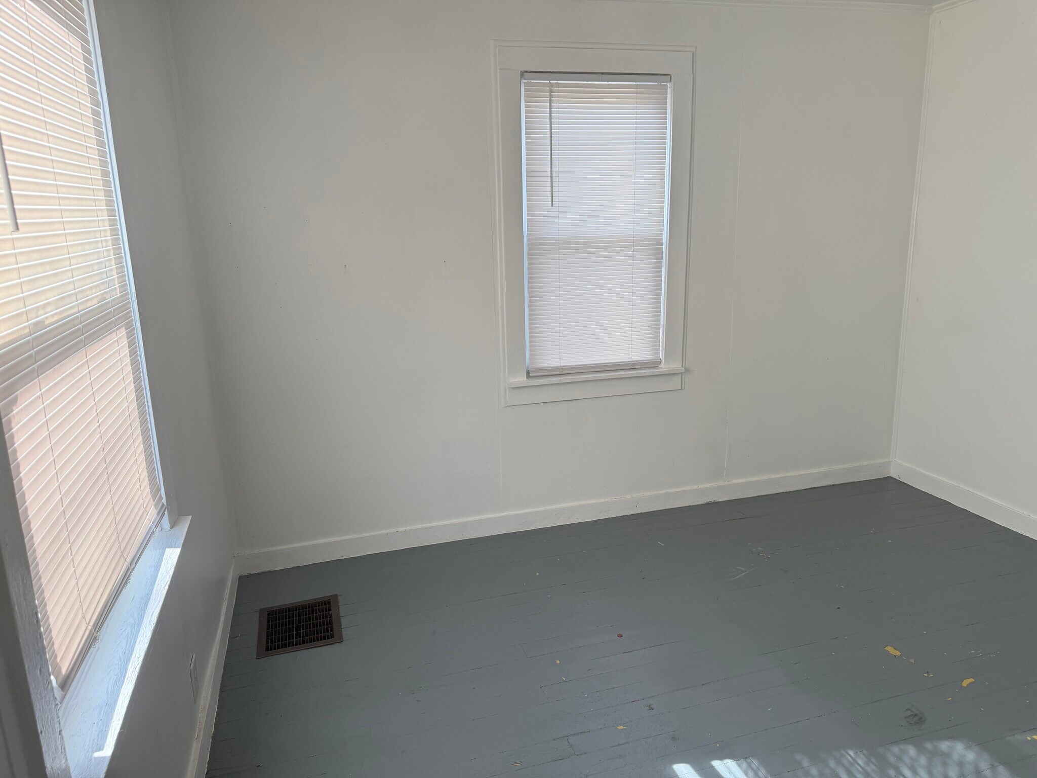 Building Photo - 518 E Vaile Ave