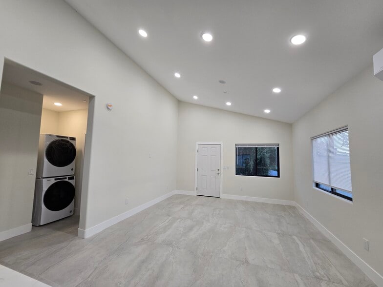 Building Photo - 13990 Putney Rd