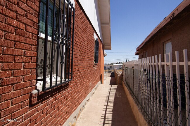 Building Photo - 3510 Porter Ave