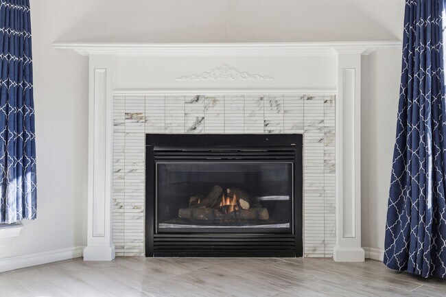 Building Photo - 4900 Cypress Lake Dr