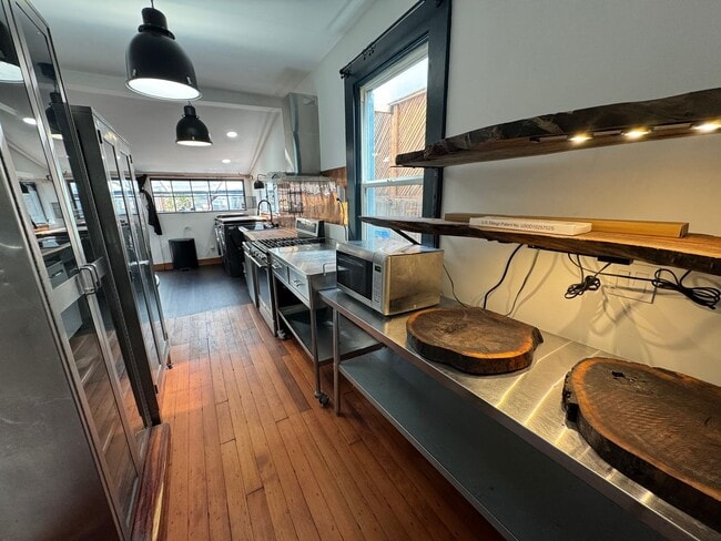 Building Photo - Remodeled 3BR/2BA Oasis with Hot Tub, Saun...