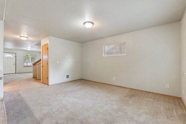 Building Photo - 4 bed, 2.5 bathroom House available