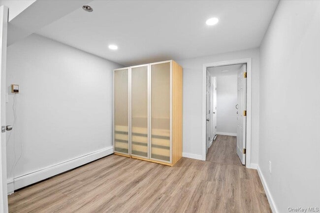 Building Photo - 570 Conklin St