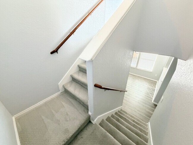 Building Photo - Super Nice 4 Bedroom w/Loft in Prime Location with Community Amenities