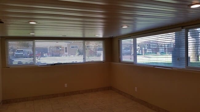 Building Photo - 5787 Lakeside Dr