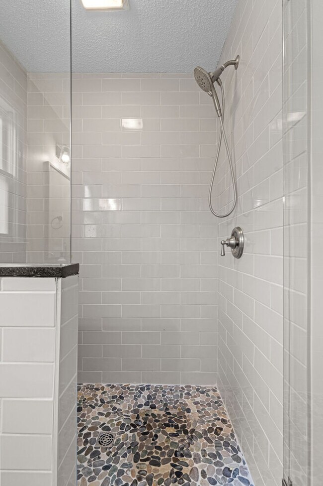 Building Photo - 13 Huntcliff Dr