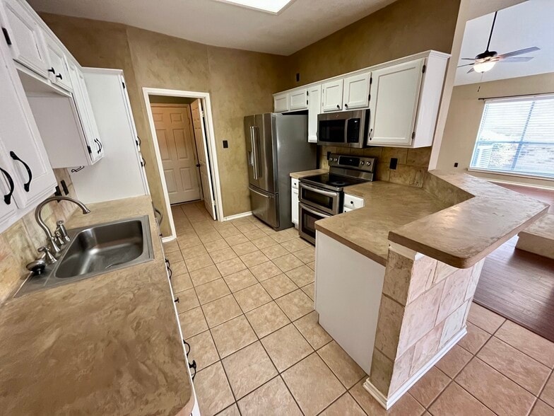 Building Photo - 5810 Spring Sq