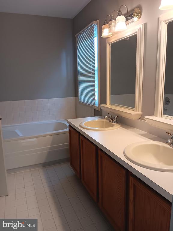 Building Photo - 27 Kanon Ct