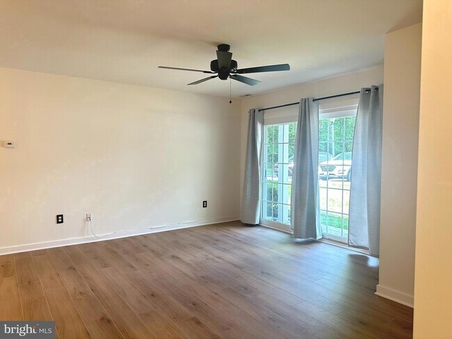 Building Photo - 743 Sedgewick Ct