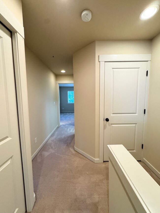 Building Photo - Spacious 2 bedroom 2 1/2 bath Plus Den  to...