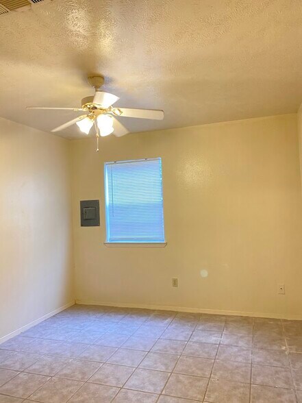 Building Photo - 1512 Pine Ridge Dr