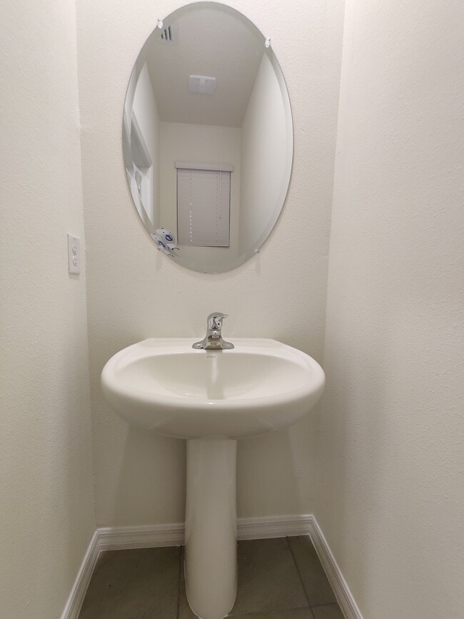 Building Photo - 423 Whispering Oaks Ct